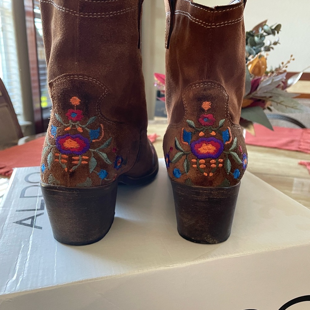 ALDO Suede Embroidered Ankle Boots EUC 10 M - Picture 3 of 15